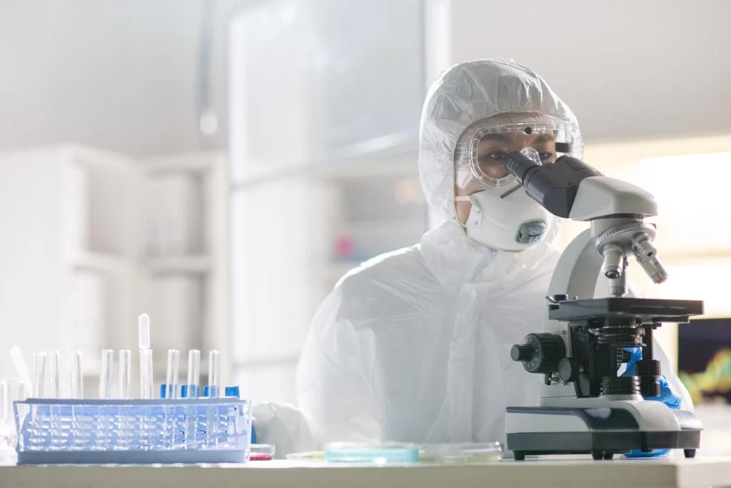 testing-virus-sample-in-laboratory-9YCNAXJ