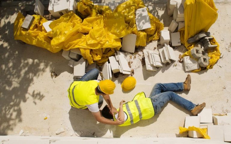 פגיעה בעבודה יכולה להצטבר במשך שנים. מתי מגיע פיצוי?
