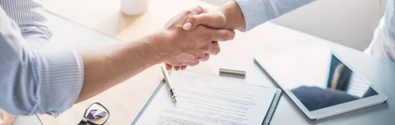 דיני חוזים – למה אסור לחתום על חוזה בלי עורך דין מומחה?