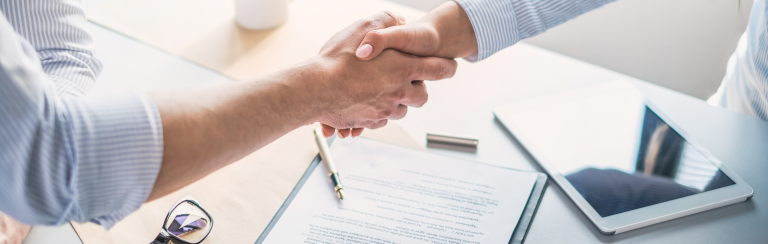 דיני חוזים – למה אסור לחתום על חוזה בלי עורך דין מומחה?