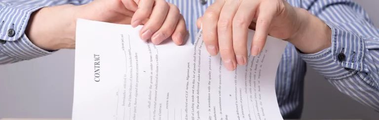 הפרת חוזה: עילות, סעדים והתמודדות משפטית