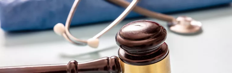 עורך דין לרשלנות רפואית: מדריך מעמיק לתביעות, מקרי בוחן והמלצות