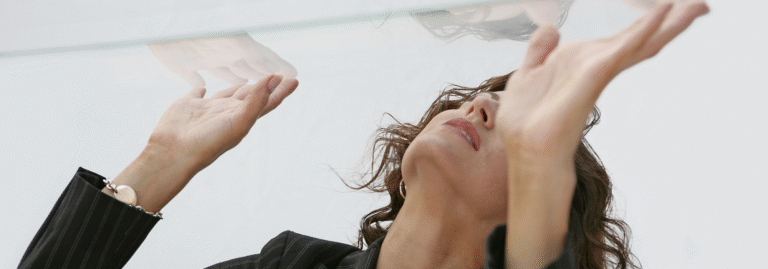 תקרת הזכוכית – למה נשים עדיין מודרות מתפקידי ניהול בכירים?