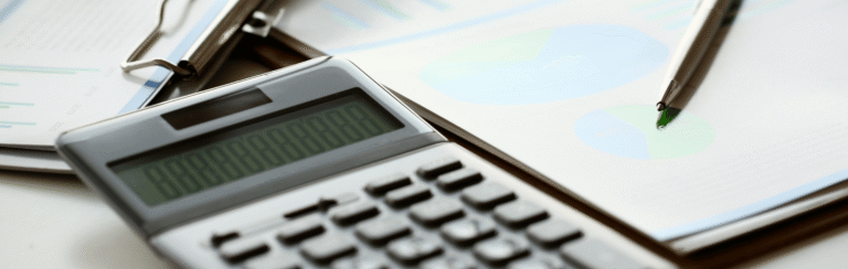 איך משרד עורכי דין אישי יכול לייעל את בקרת השכר והוצאות העובדים במפעל/חברה?